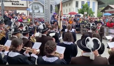 Il Sindaco, la Banda e il bagno di folla: Sinner torna a Sesto Pusteria e festeggia la prima posizione Atp